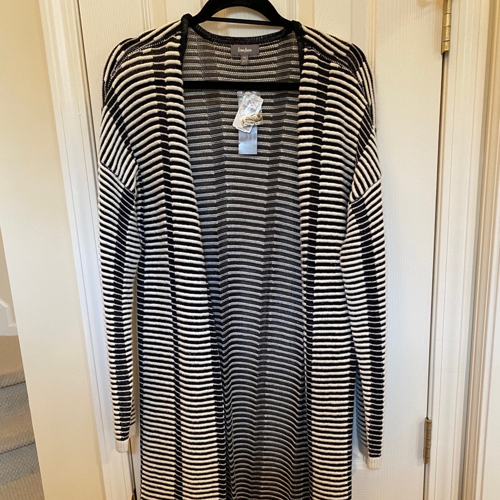 Beautiful black and white Neumann Marcus duster